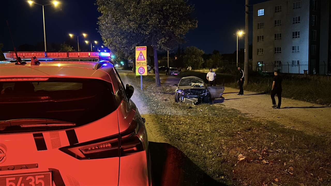 Sesi duyan mahalle sokağa döküldü! Ağaca çarpan otomobil ikiye bölündü 5